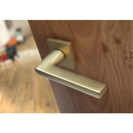 Béquille de porte sur rosace carrée LOGGIC