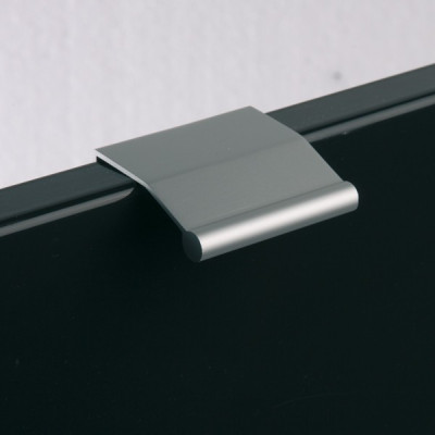 Poignée de meuble TIRETTE - Look aluminium